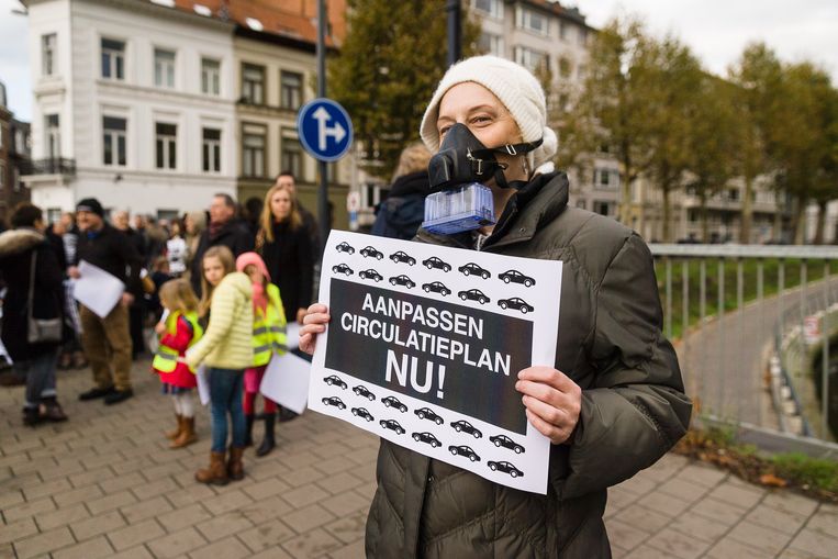 vrouw met gasmasker en slogan