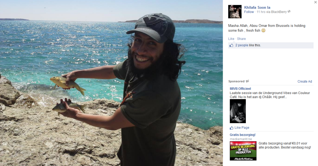 IS strijder die vers gevangen vis toont