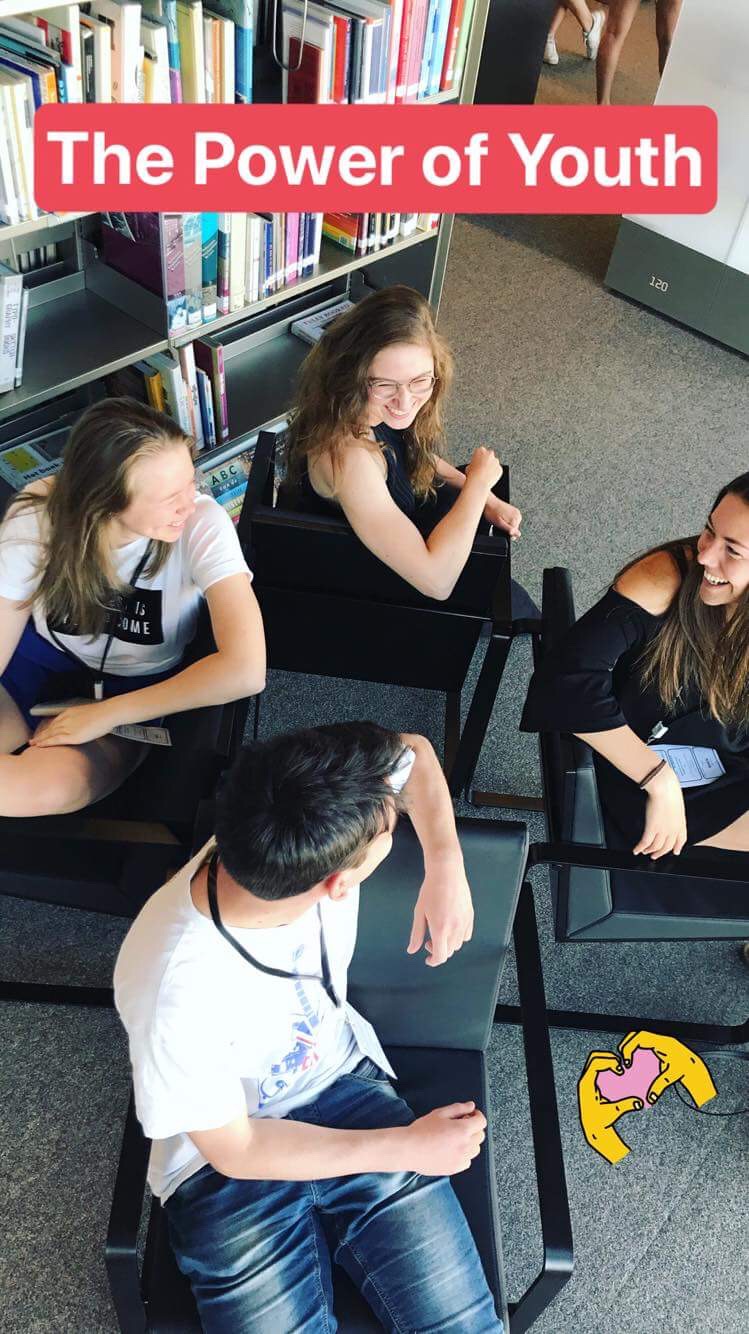 4 jongeren die samen zitten de lachen