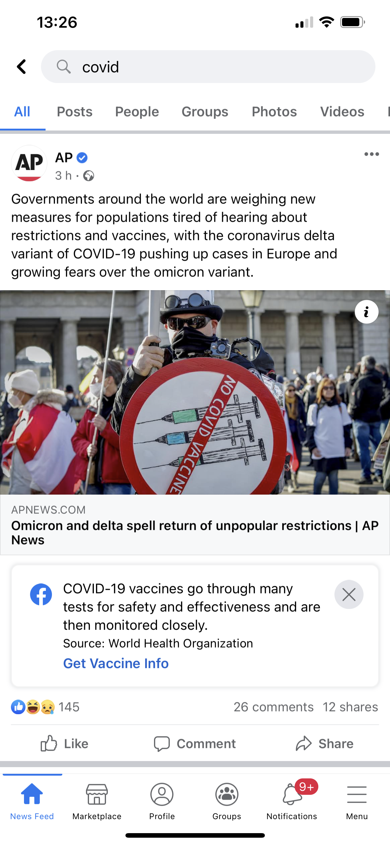 Un bărbat participă la o demonstrație împotriva restricțiilor de coronavirus din țară la Viena, Austria.